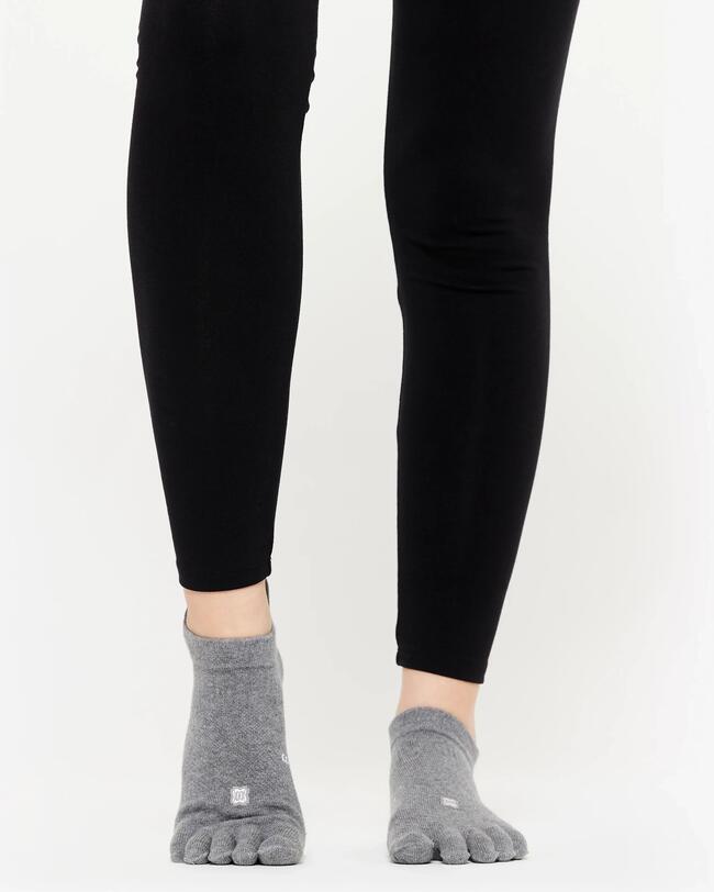 Graue Yogasocken.
