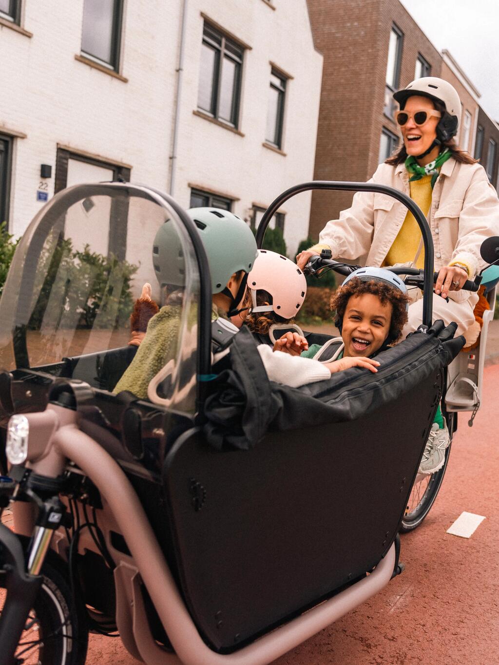 Eine Frau belädt ihr E-Lastenfahrrad