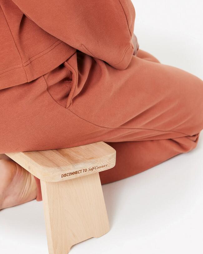 Eine Frau macht Yoga.
