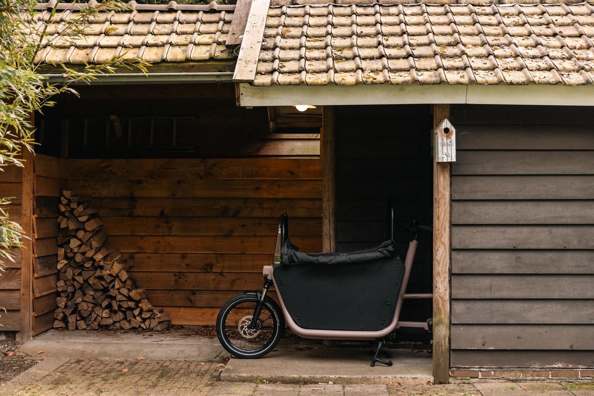 Rower cargo wystający z pomieszczenia gospodarczego przy domu
