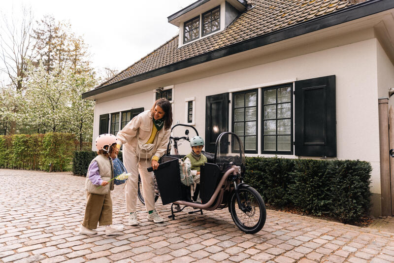 Moeder met twee kinderen in Elops elektrische bakfiets