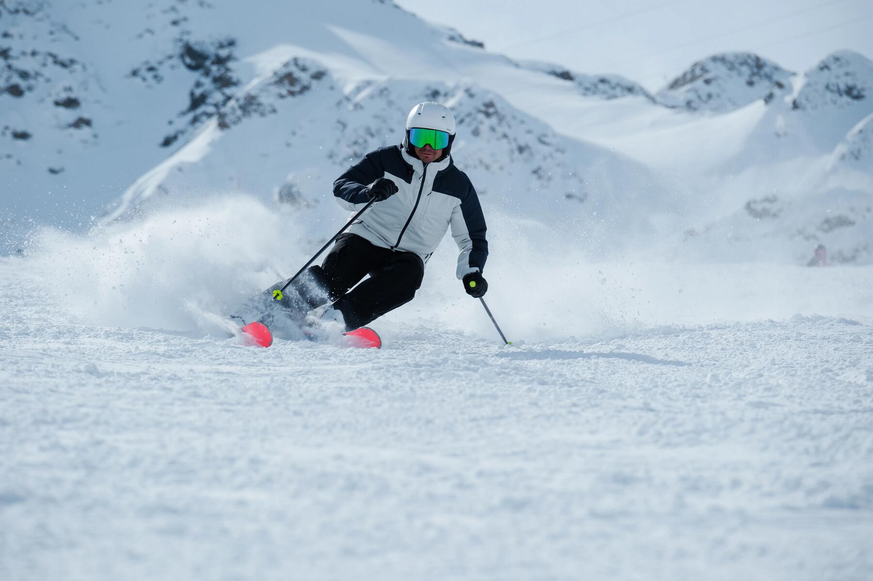 Hombre practicando esqui