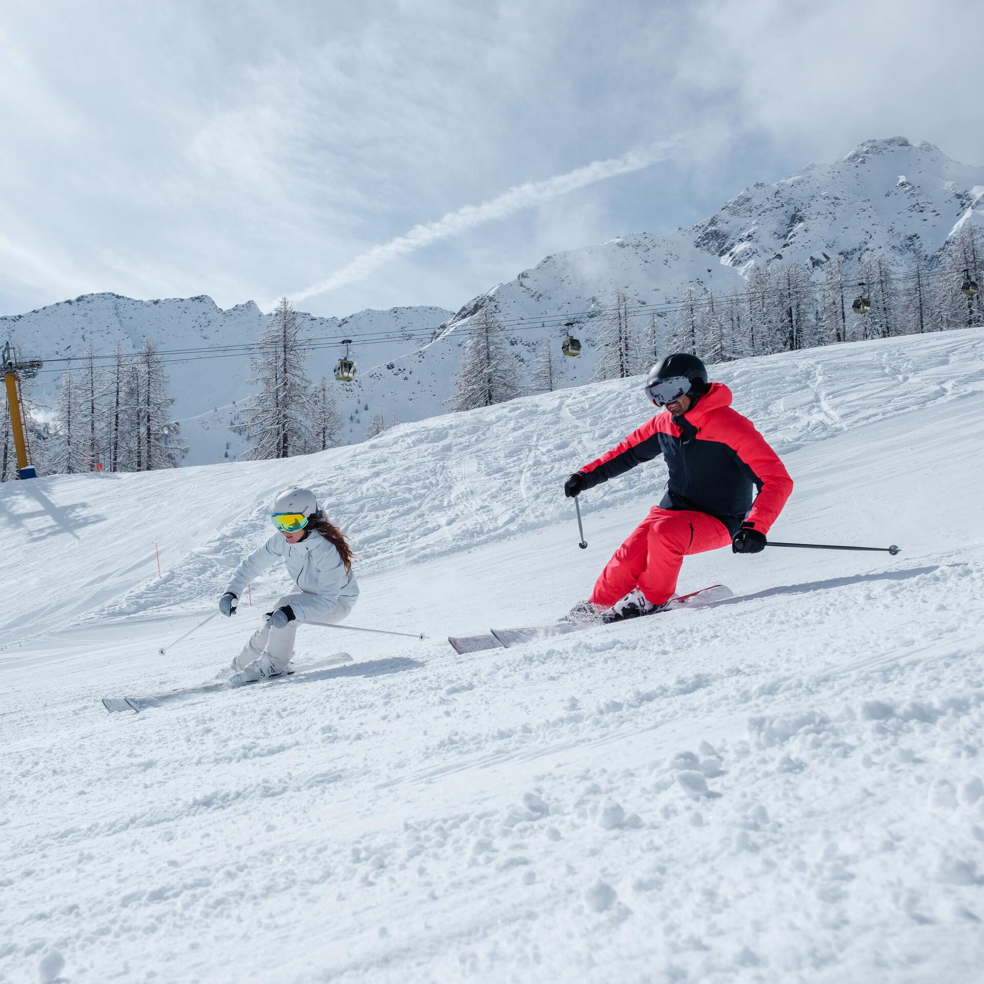 Un skieur et une skieuse sur les pistes decathlon