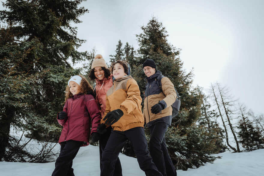 Porodica šeta po snegu.