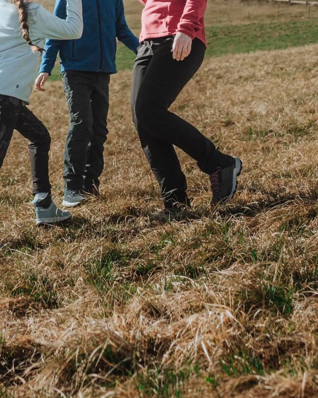 3 Personen auf einer Wanderung