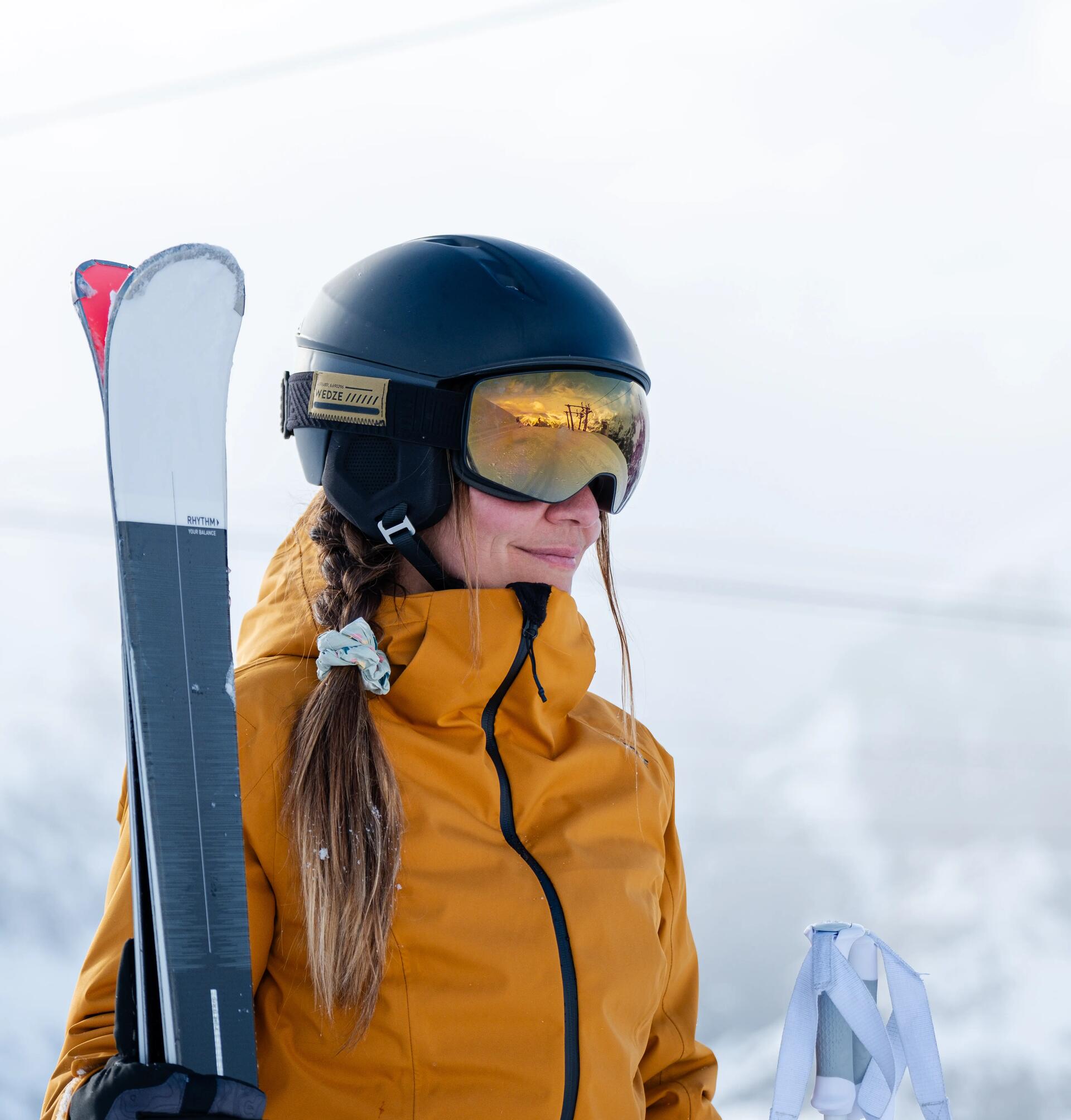 Fille au ski masque de ski sphérique casque noir decathlon