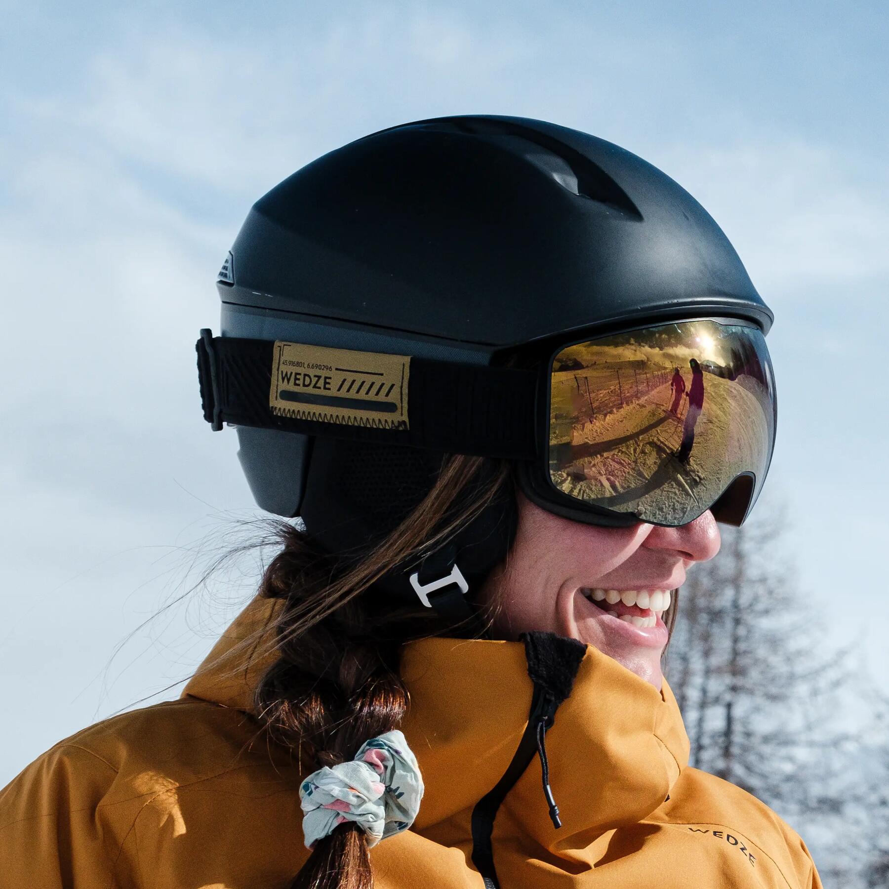 Fille avec casque de ski noir et masque de ski decathlon