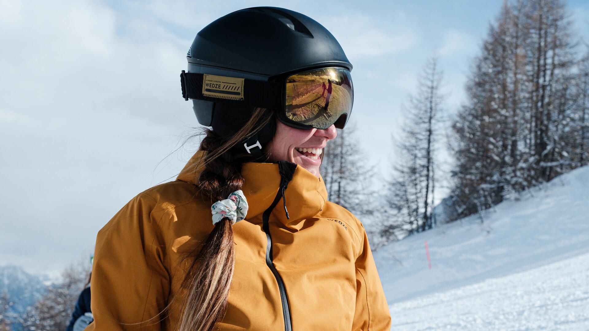 homme portant des lunettes de ski