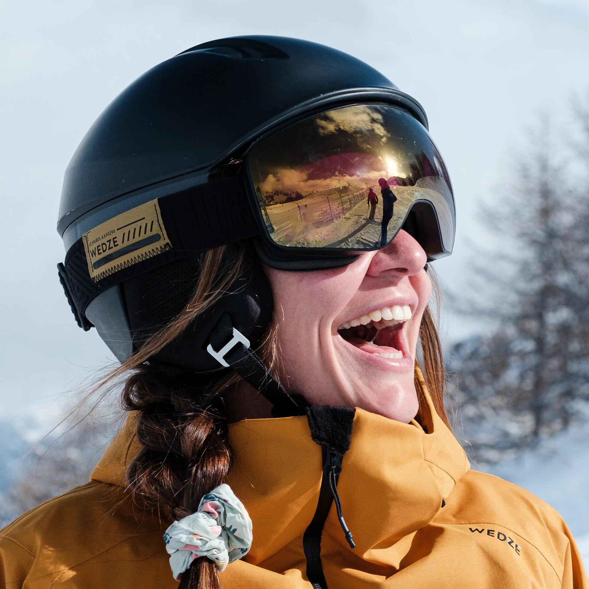 Fille au ski masque de ski sphérique casque noir decathlon
