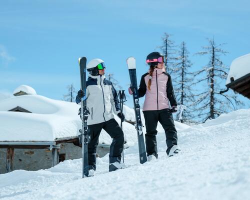 des amis sur une piste de ski