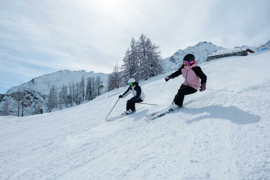 Kompletan asortiman opreme, odeće i obuće za zimske sportove i aktivnosti.