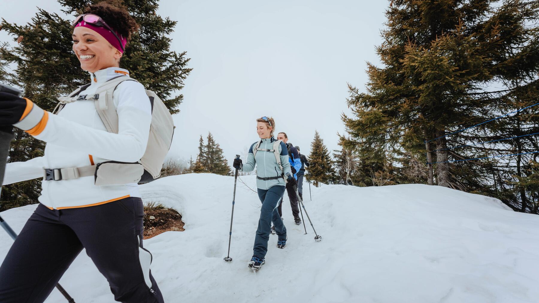 Gruppe von Freunden beim Winterwandern in Winterklamotten!