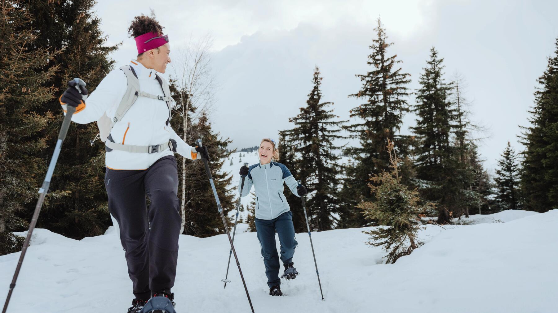 Zwei Frauen in den Bergen in Winterklamotten beim Schneeschuhwandern!