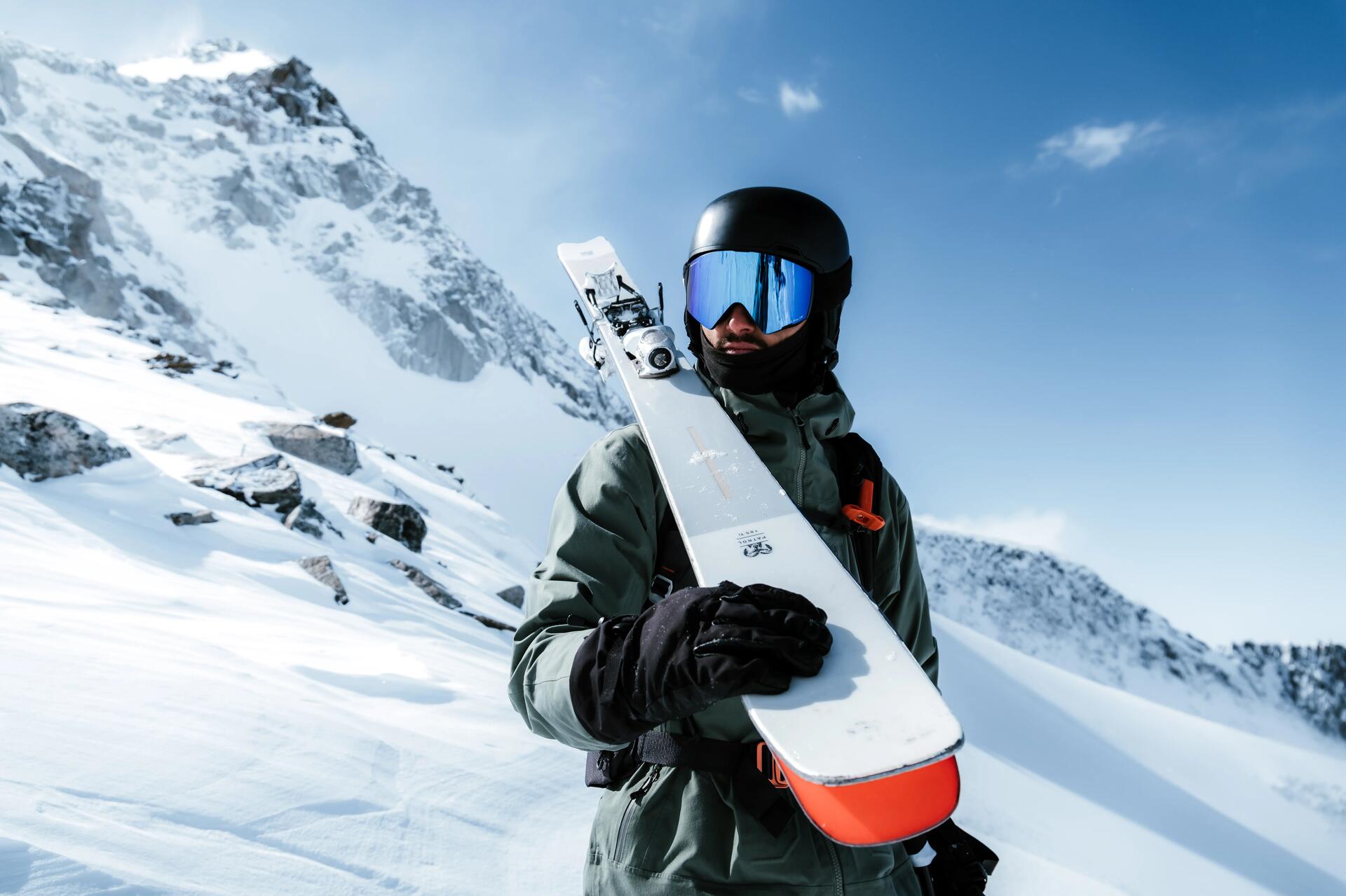 person auf skipiste mit skiern in der Hand.