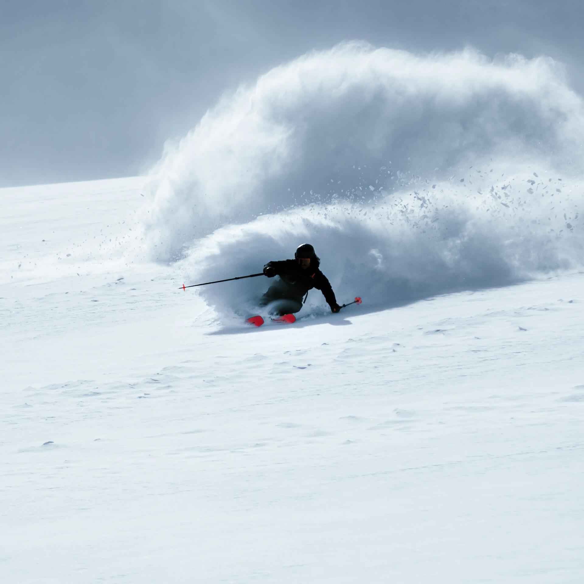 Skieur expert piste neige damée carving decathlon