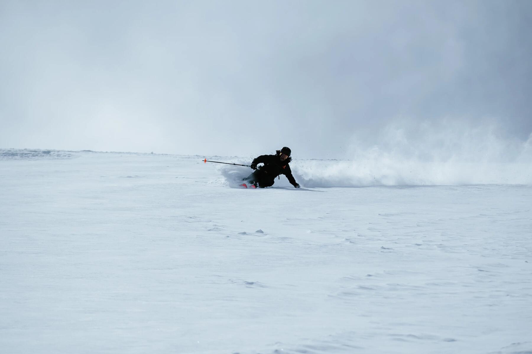Narciarz szusujący na nartach on piste na stoku
