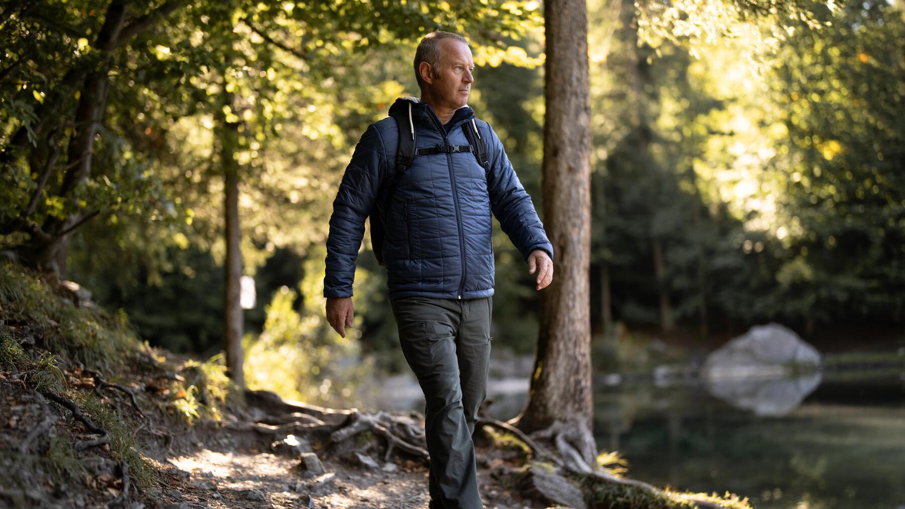 Man wandelen bos