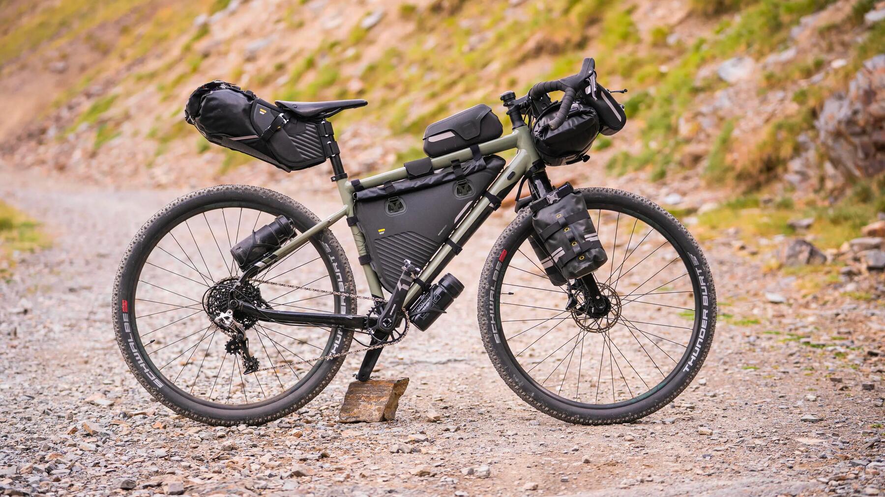 bicicleta de touring equipada para bikepacking
