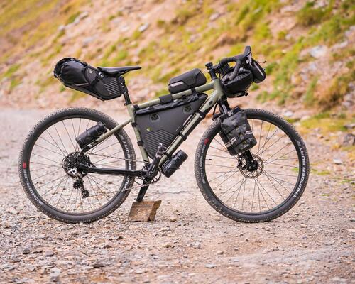vue d'oiseau d'une table de préparation pour un voyage à vélo