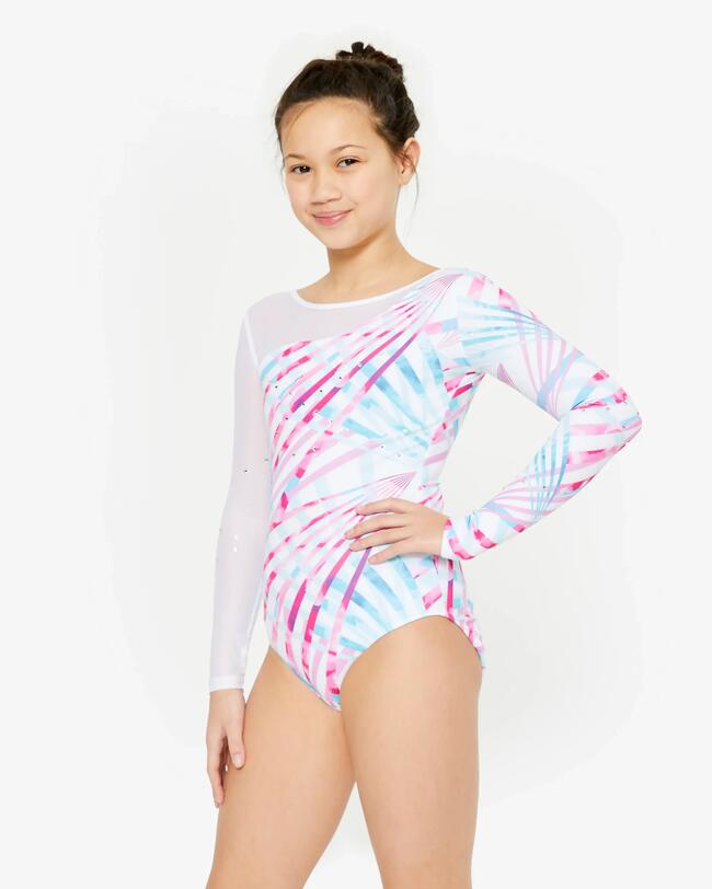 Ein Mädchen trägt einen Gymnastikanzug.