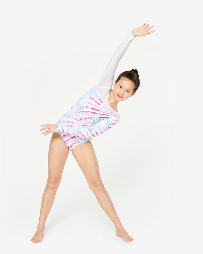 Ein Mädchen macht eine Gymnastikübung.