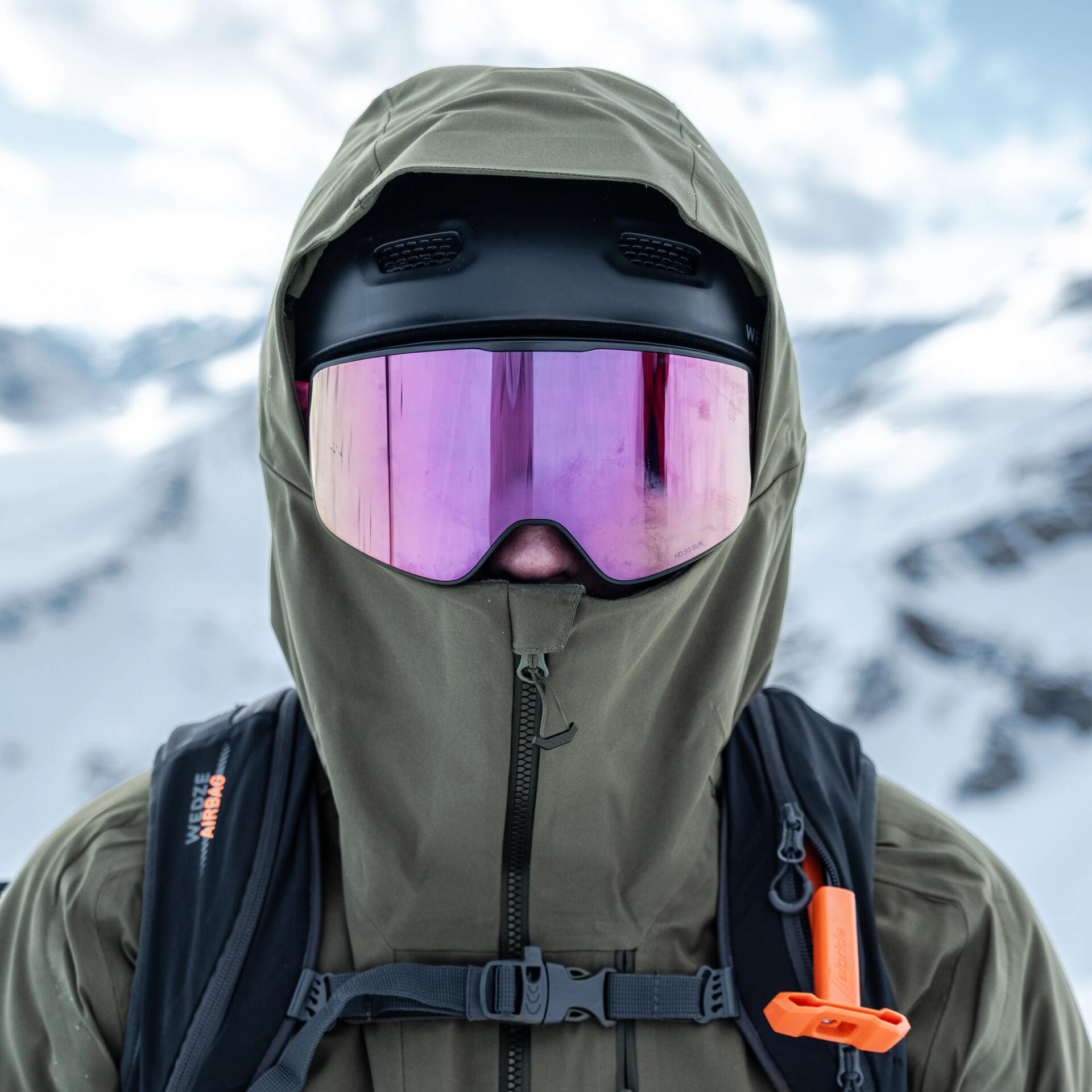 Skieur avec sa capuche, son casque et son masque decathlon