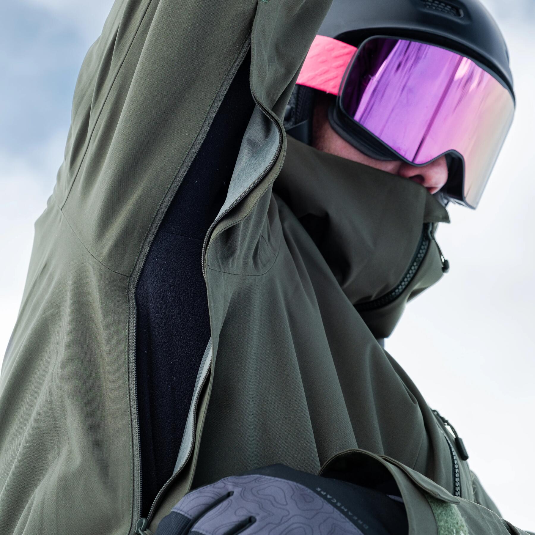 Homme en ski ouvre les ventilations de sa veste decathlon