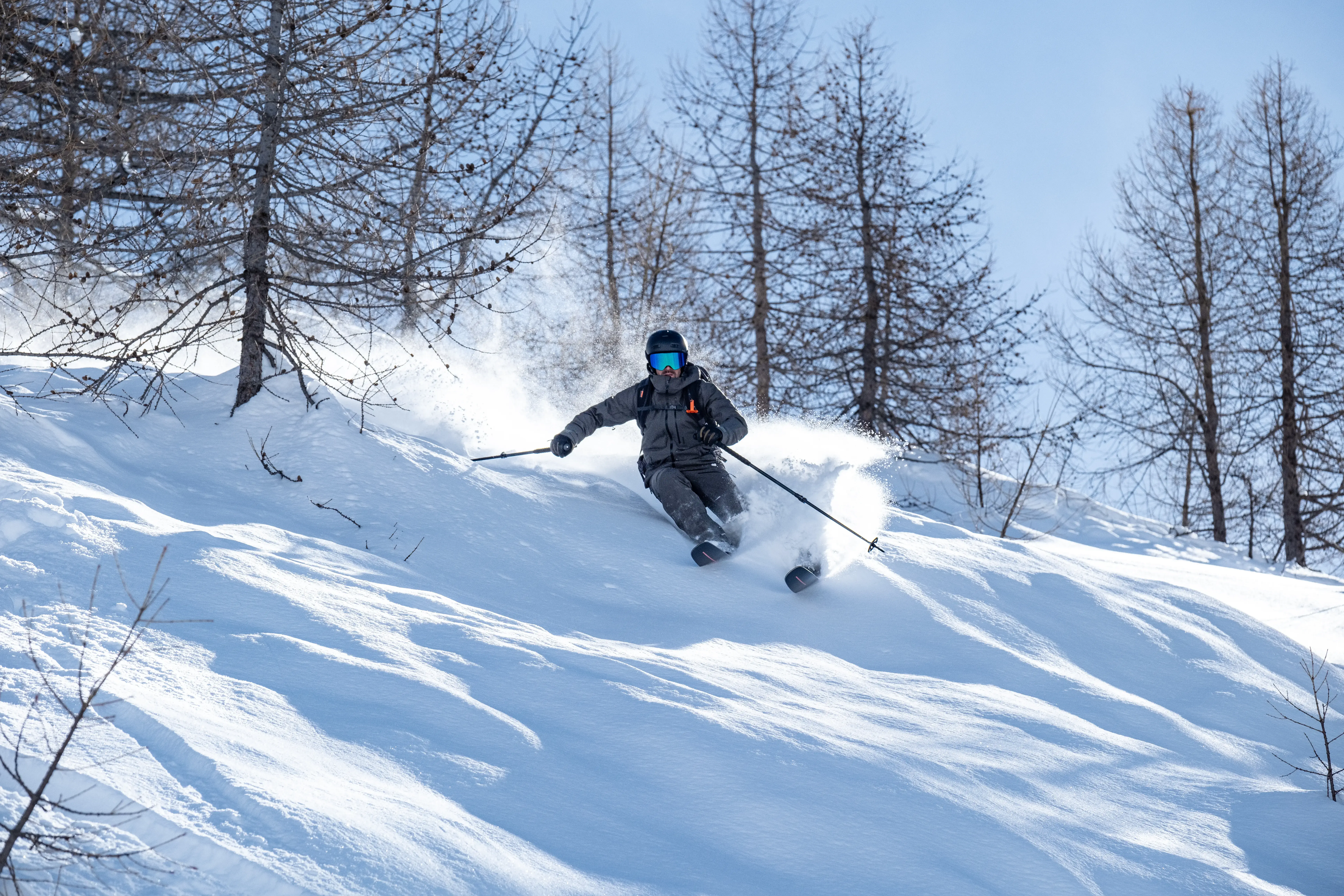 Personas esquiando en la nieve