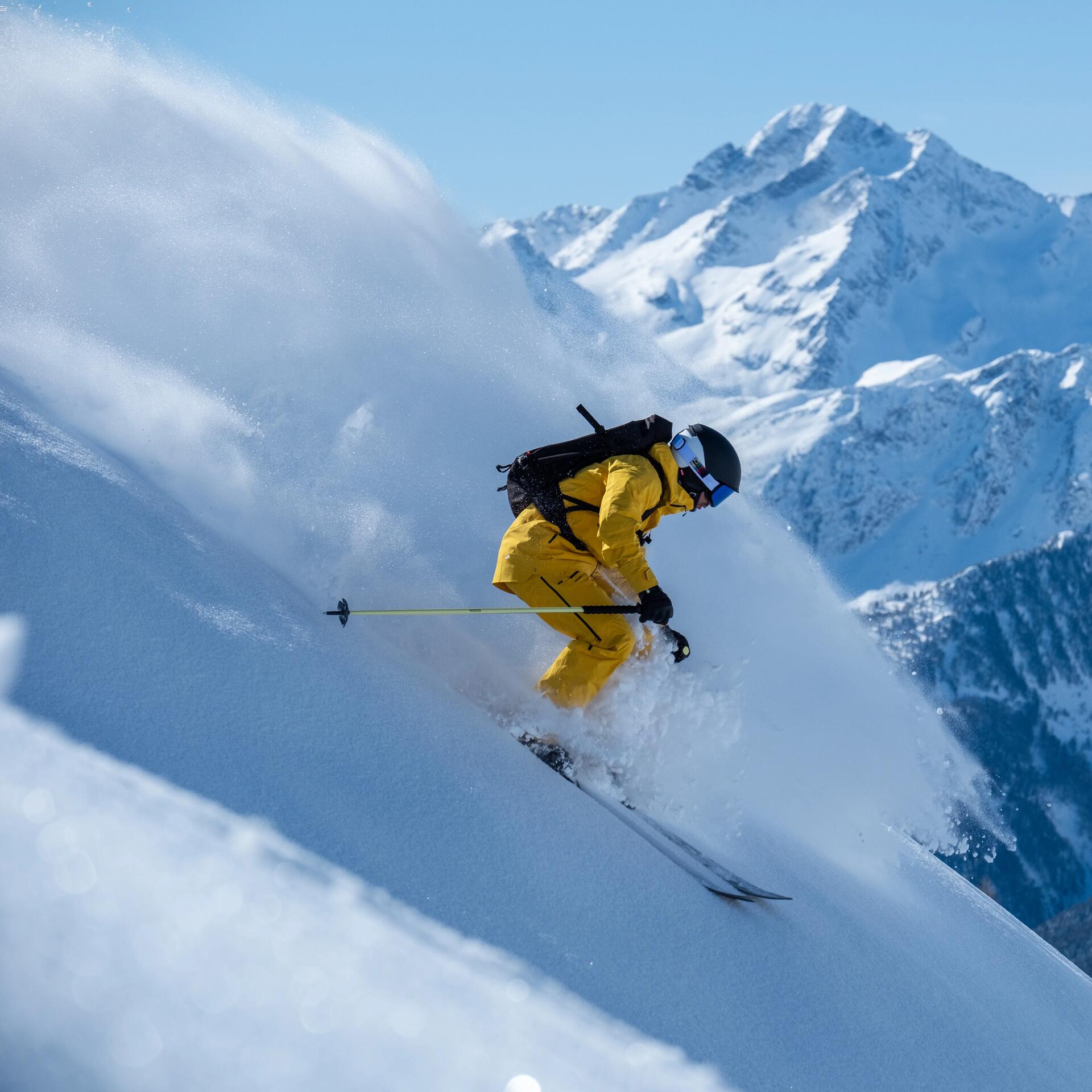 Fille en ski freeride Decathlon poudreuse