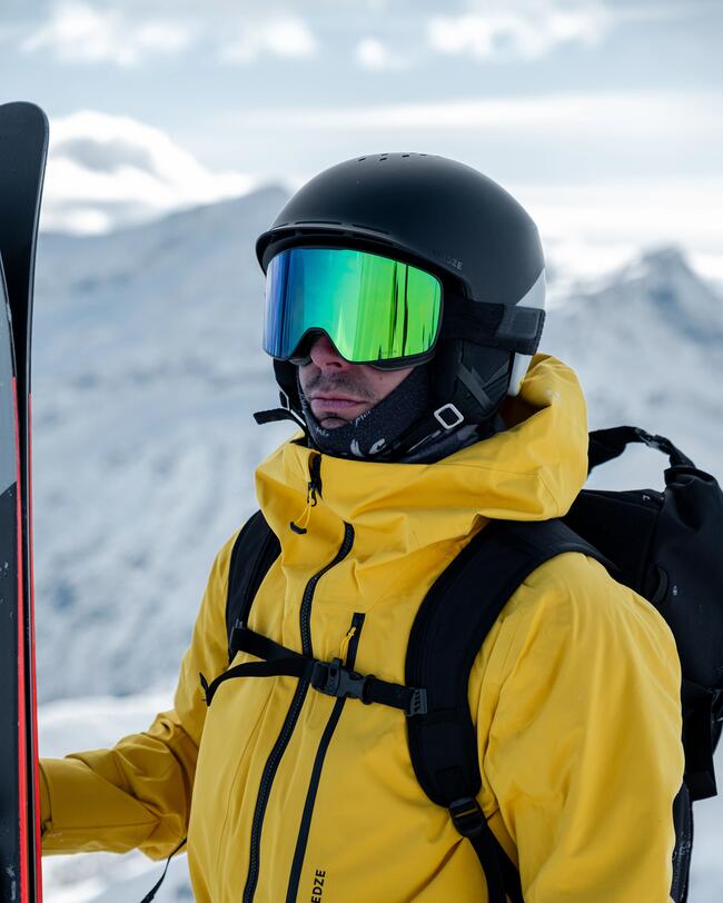 Mann hat eine Skibrille auf 