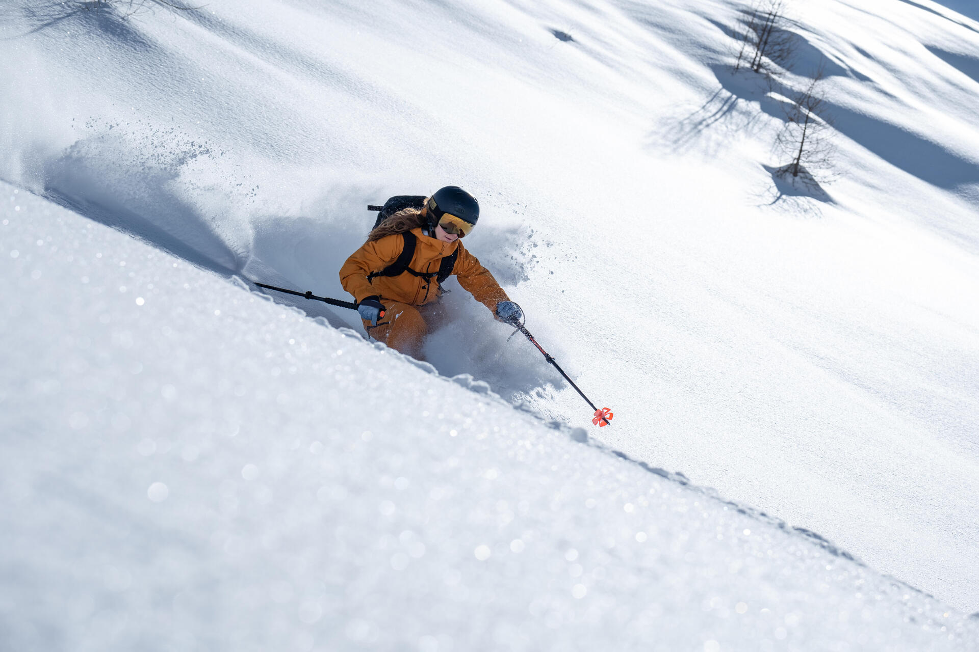 Fille en ski freeride Decathlon poudreuse