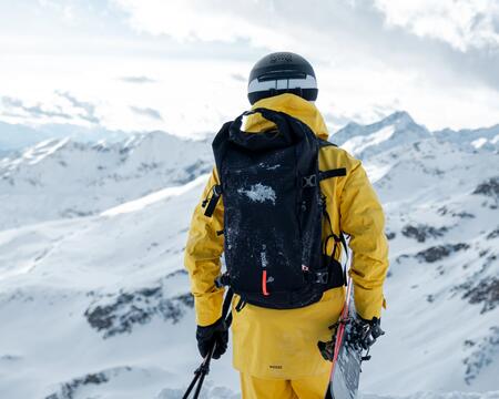 Skifahrer schwarzer Rucksack Decathlon