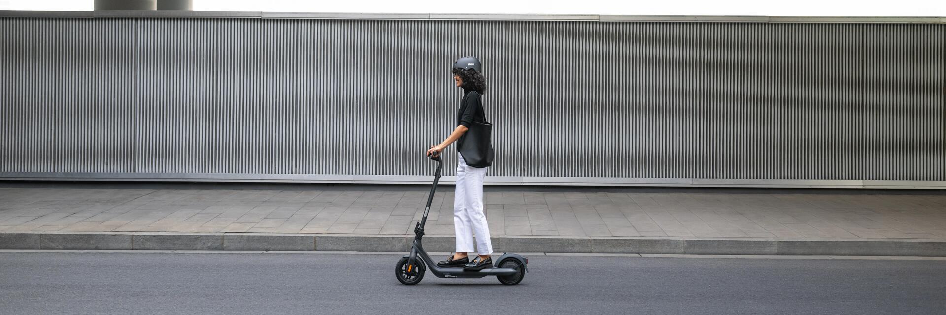 Kobieta jadąca na hulajnodze elektrycznej