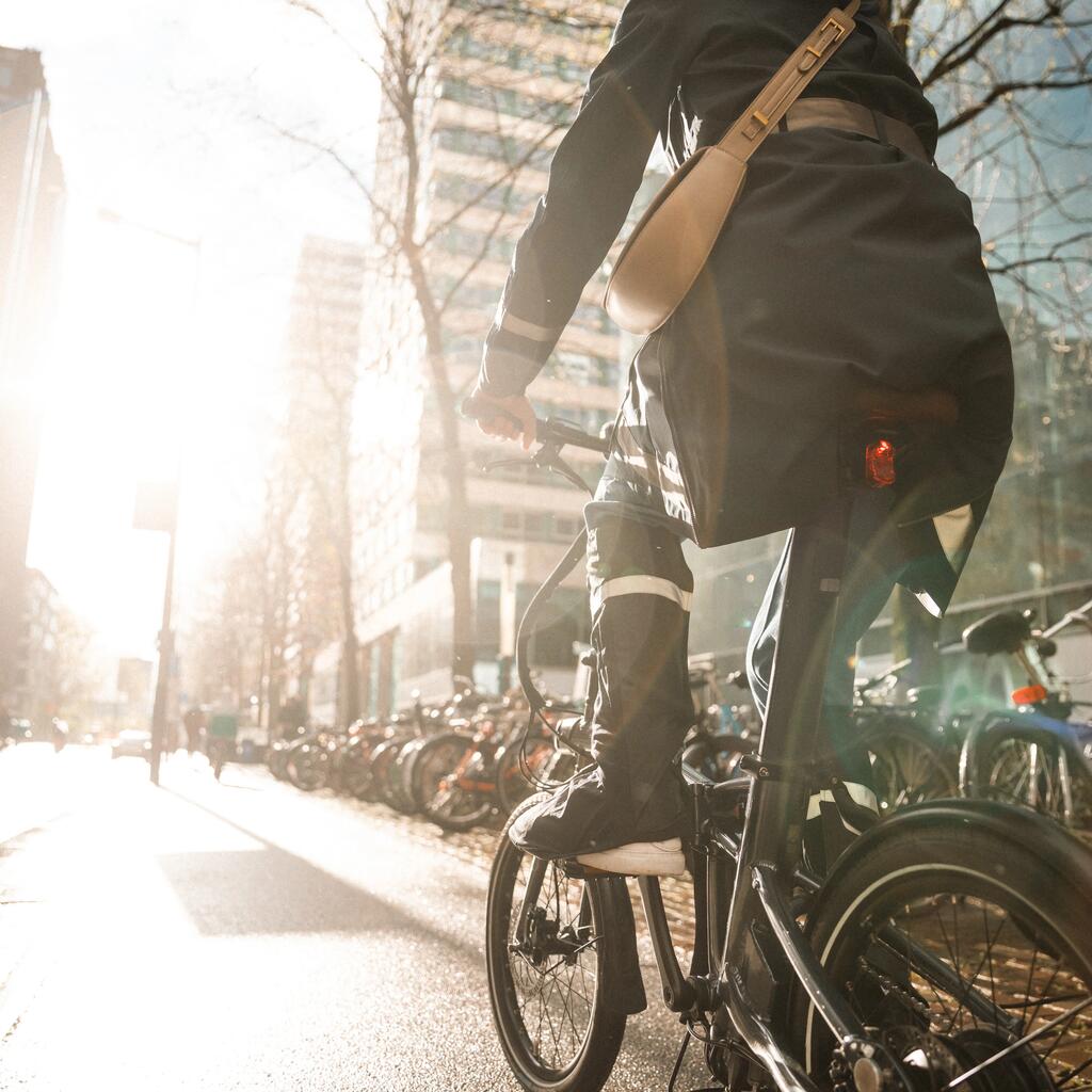 Vysoké nepremokavé návleky na obuv 940 na mestskú cyklistiku čierne