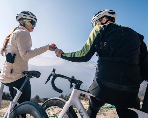 TRIATLON – CE ÎNSEAMNĂ ȘI CUM SE PRACTICĂ. AFLĂ CUM SE DESFĂȘOARĂ O CURSĂ ȘI DE CE AI NEVOIE PENTRU A PARTICIPA