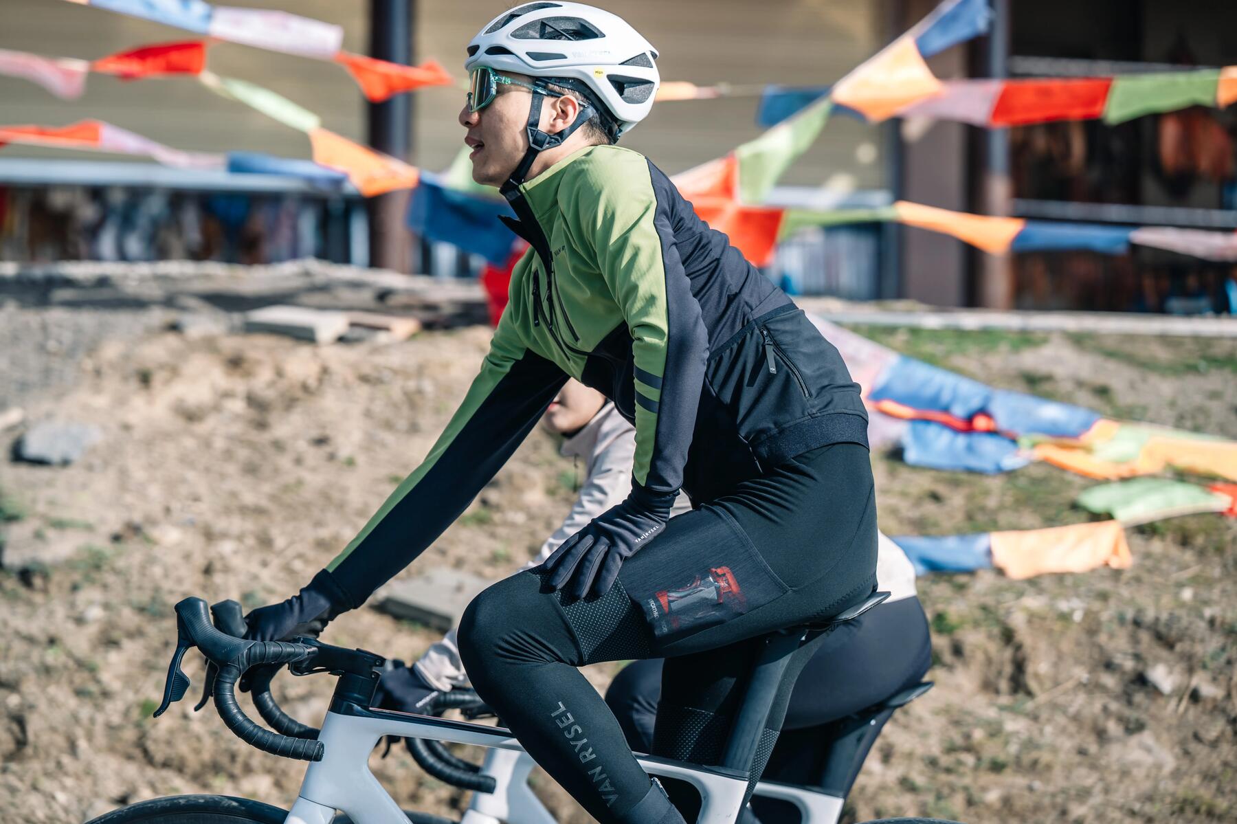 TRIATLON – CE ÎNSEAMNĂ ȘI CUM SE PRACTICĂ. AFLĂ CUM SE DESFĂȘOARĂ O CURSĂ ȘI DE CE AI NEVOIE PENTRU A PARTICIPA
