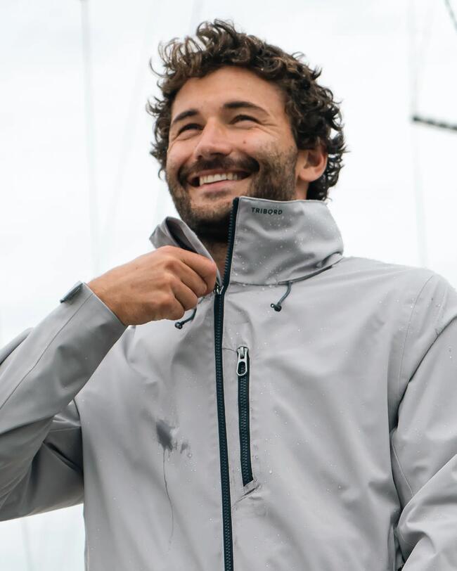 marin remontant le zip de sa veste jusqu'au col