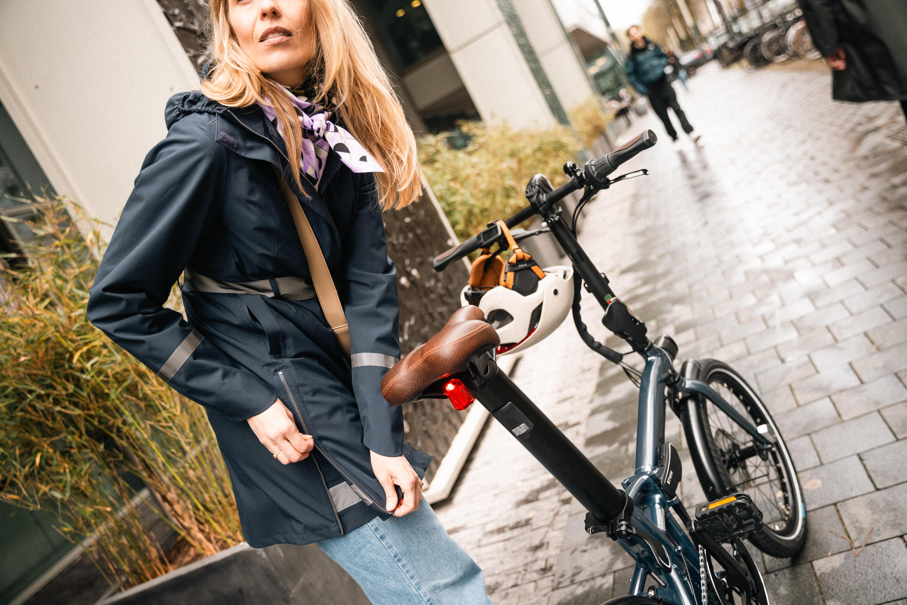 Dames regenjas 940 met capuchon voor op de fiets marineblauw 12/19