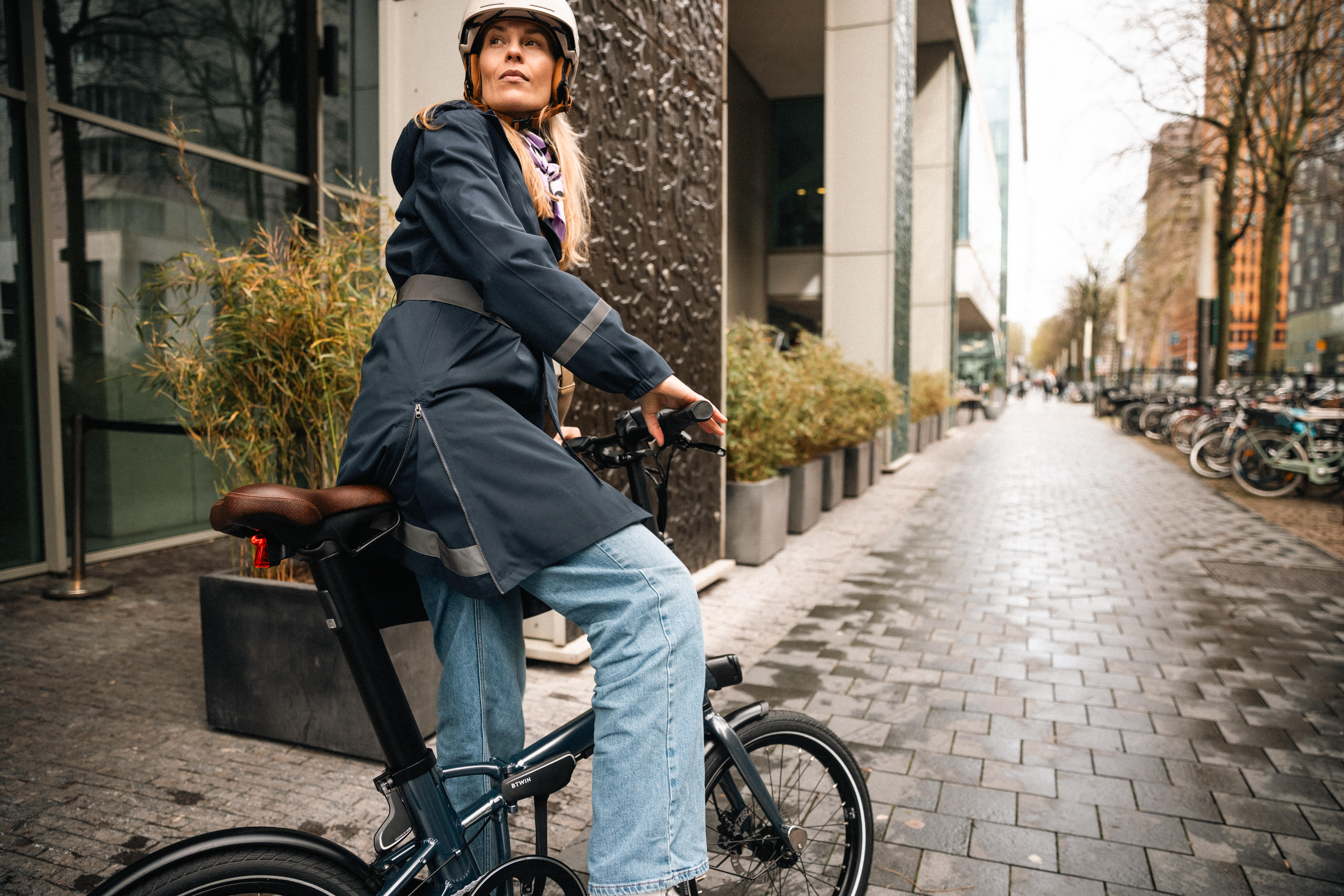 Women s Waterproof City Bike Trench with Hood Navy Decathlon