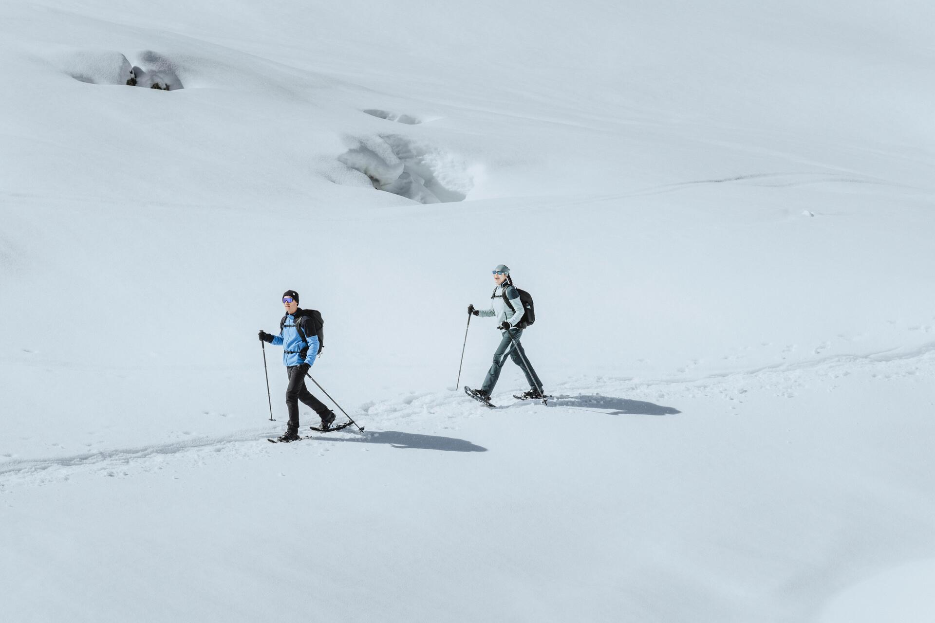 Raquettes à neige en montagne dans poudreuse