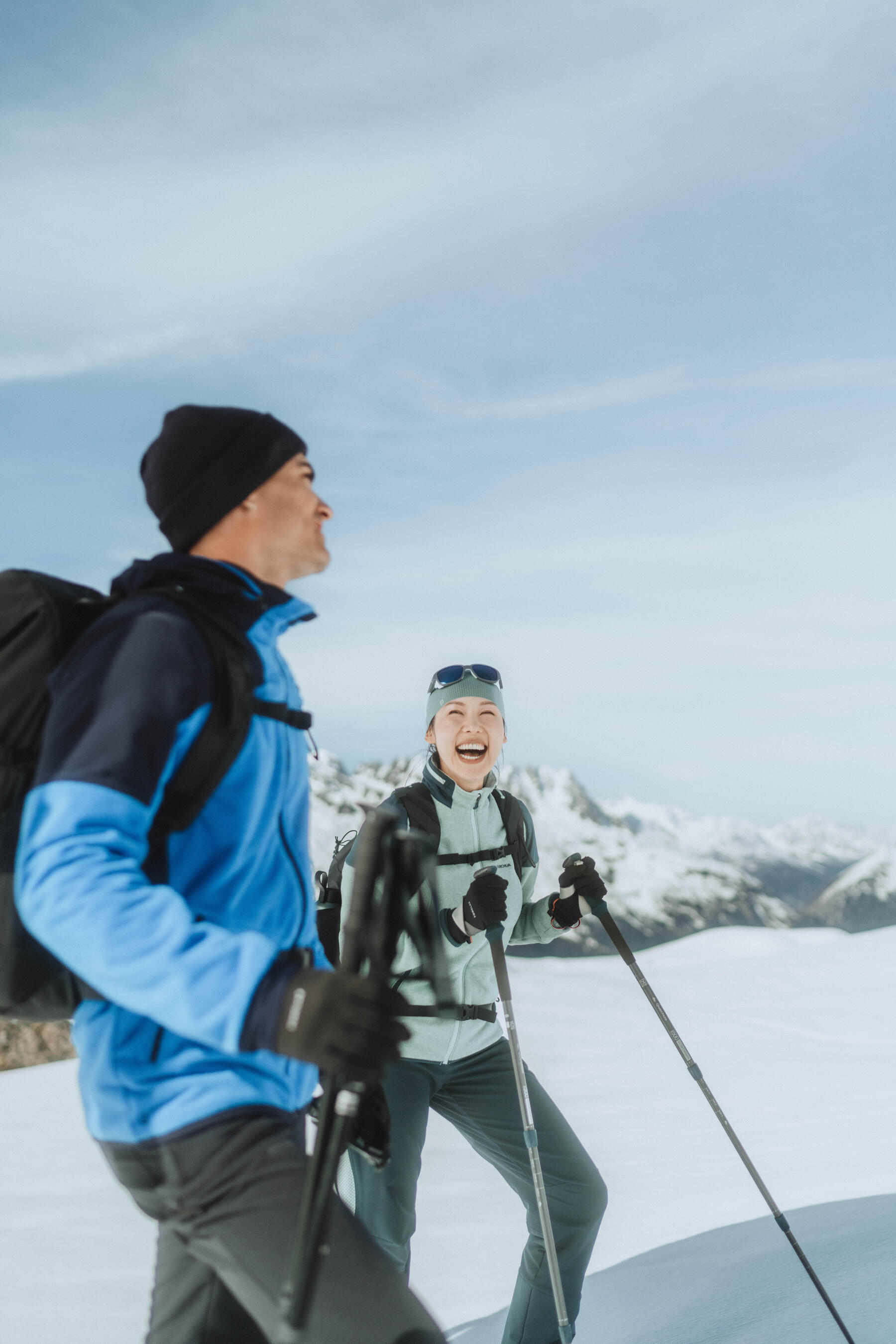Ein Parr hat Spaß beim Winterwandern in Deutschland