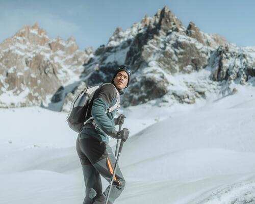 Choisir entre raquettes et grips pour la randonnée neige : conseils quechua