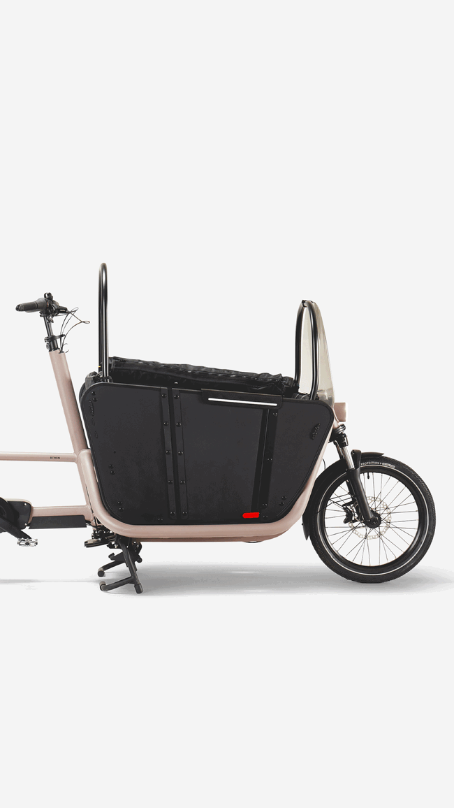 Animation des Frontkorbs eines braunen Cargobikes, die das Öfnen und Schließen der Tür und des Regenverdecks zeigt