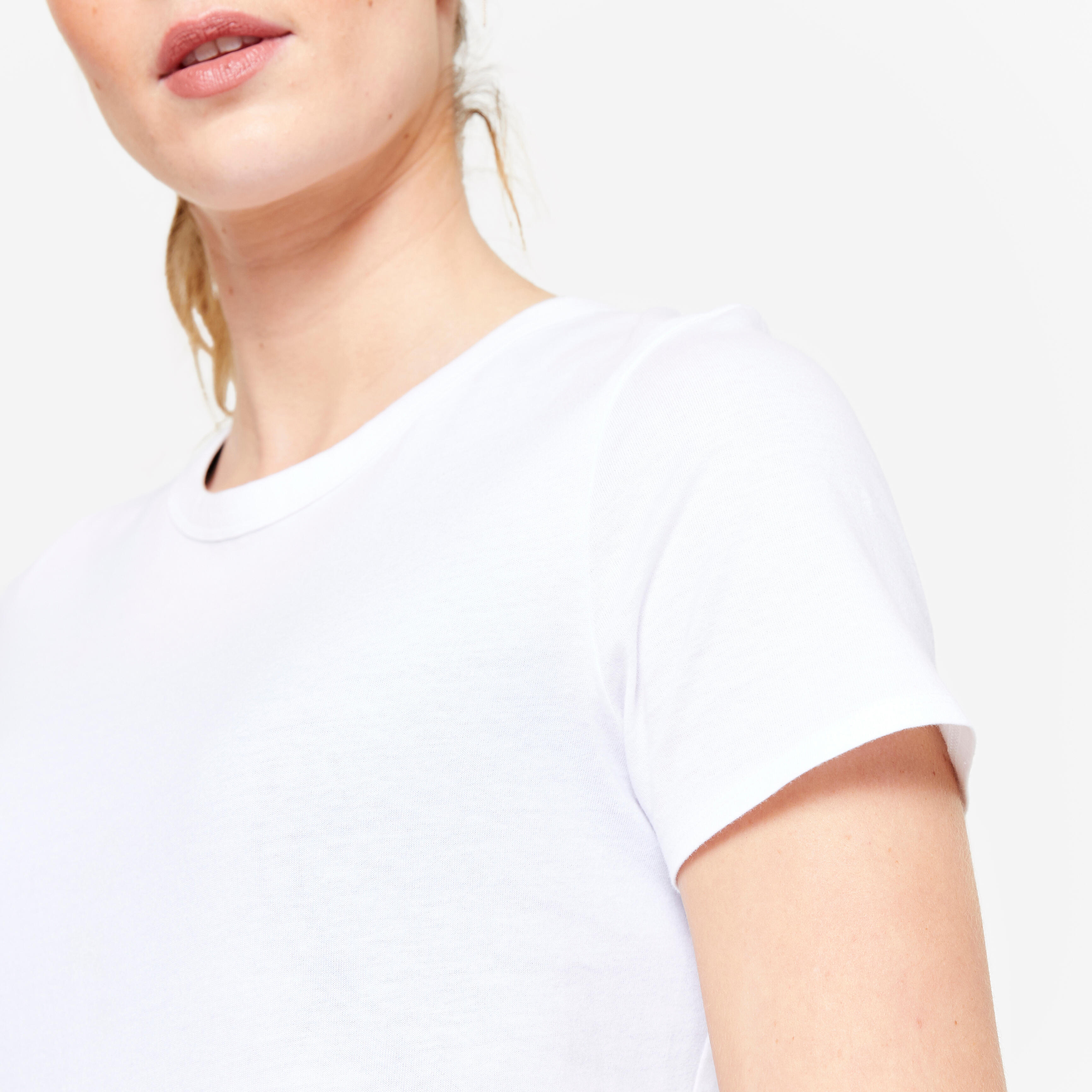 Camisetas De Mujer Beige Sobre Fondo Blanco Ia Generativa | Foto Premium