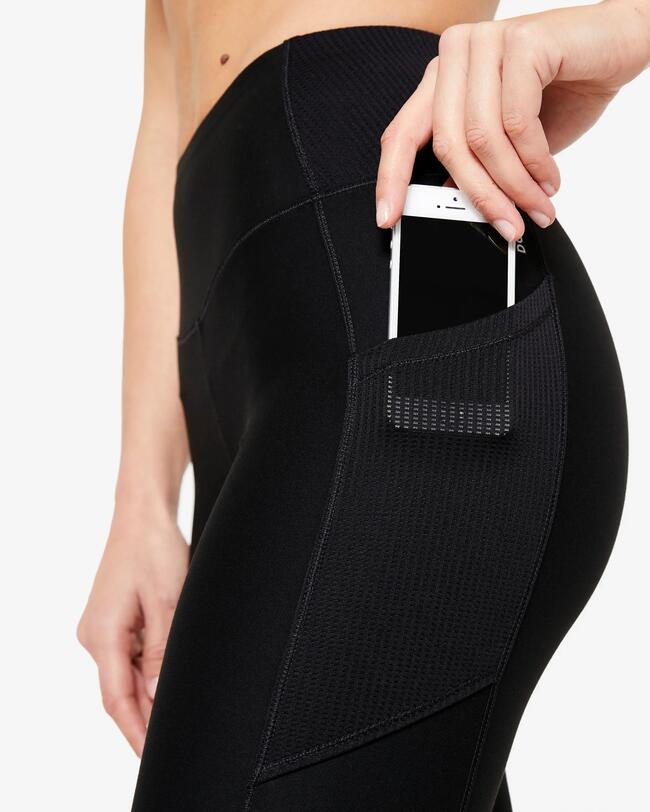 Model steckt Handy in Seitentasche