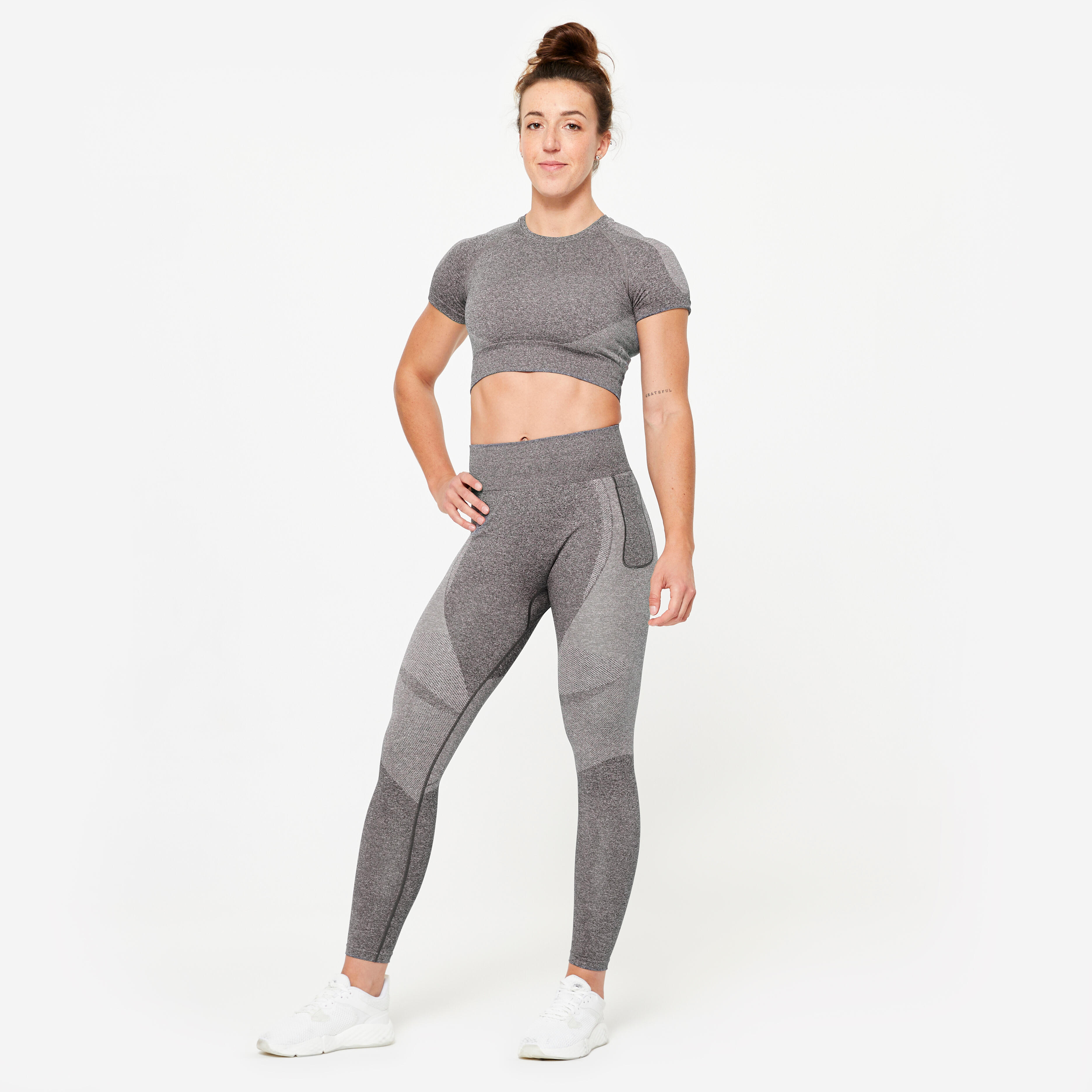 DOMYOS Dámsky crop top 900 na fitnes bezšvový sivý XL · záber 3