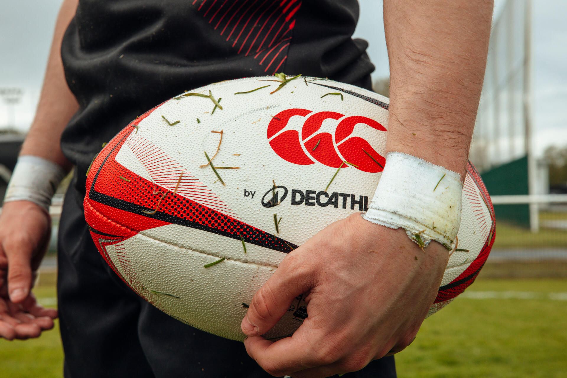 Mężczyzna trzymający piłkę do rugby