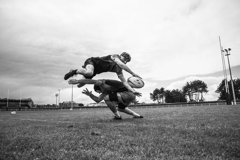 Jak rzucać piłką do rugby? Techniki i wskazówki
