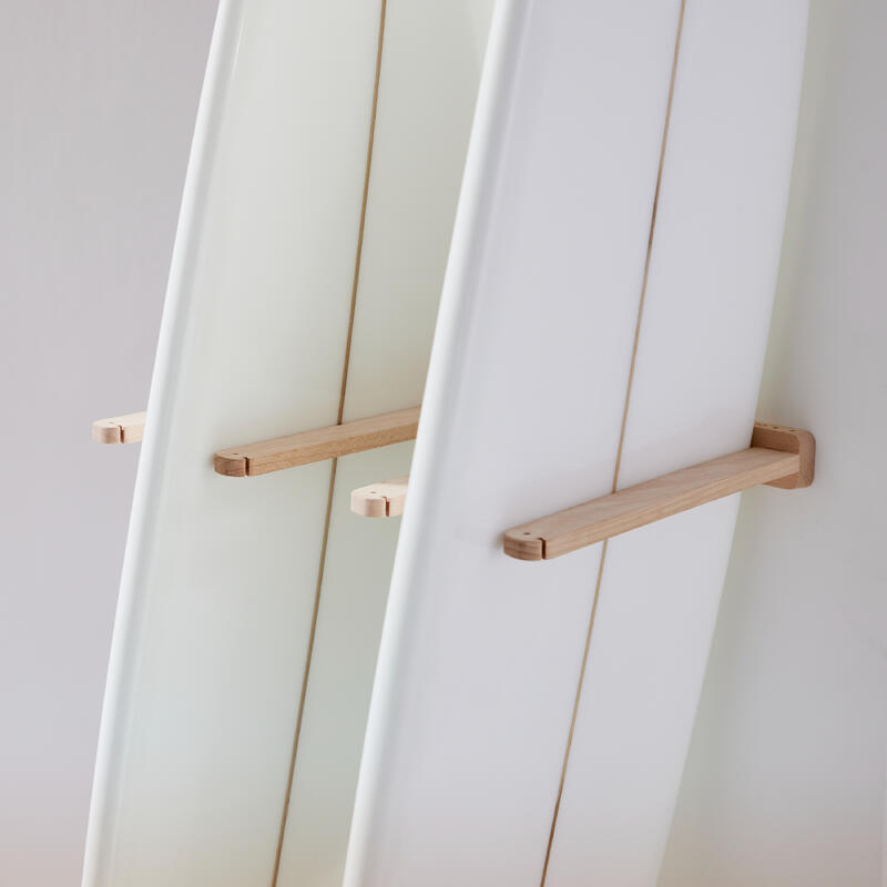 Supporto da muro per tavole surf in legno