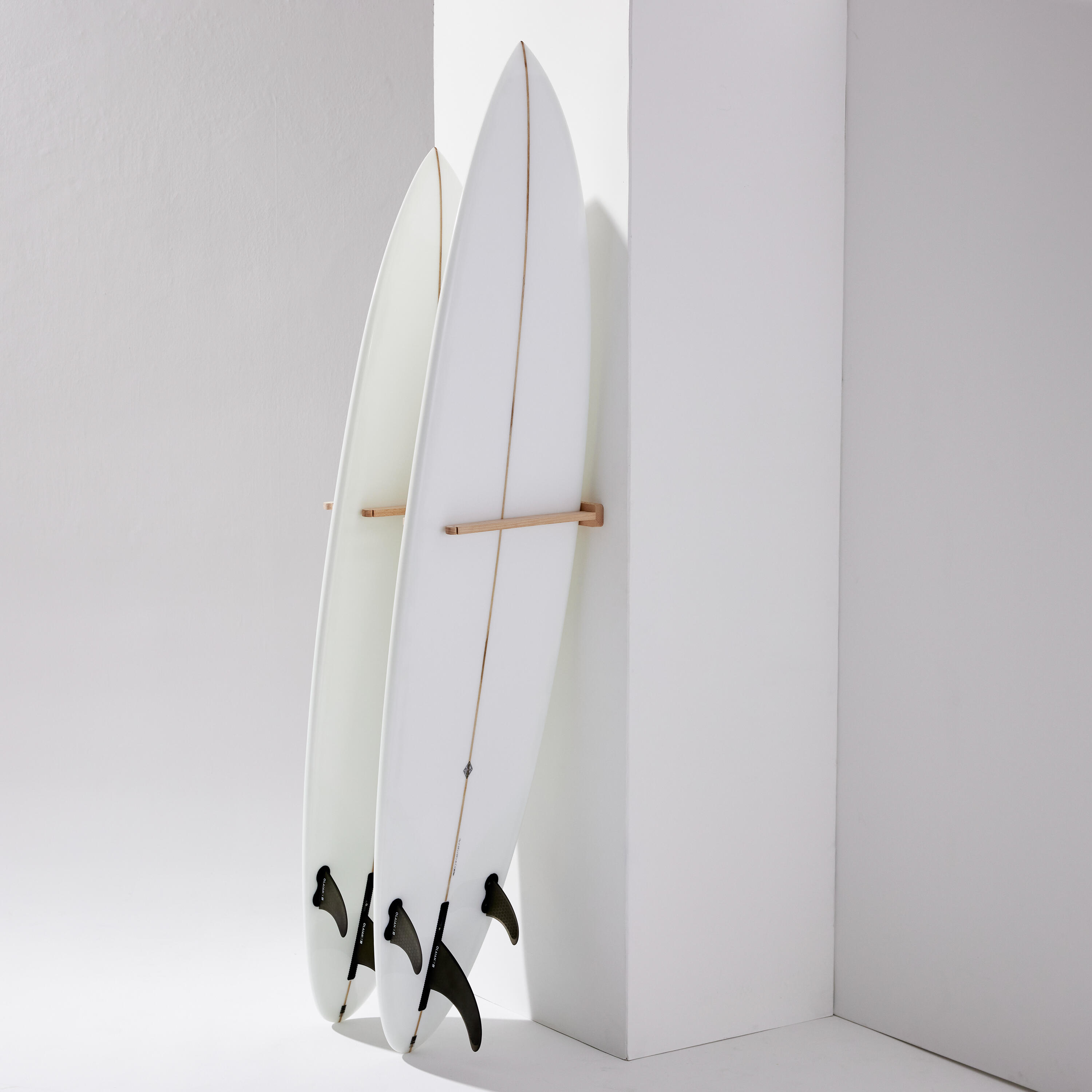 Supporto A Muro HIKULA Per 6 Tavole: Surf, Wakeboard, Snowboard. Regolabile, In Acciaio Verniciato, Con Imbottitura In Gomma. Capacità 45 Kg.